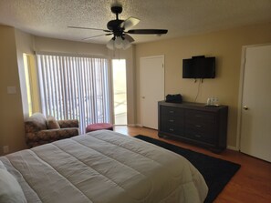 2 habitaciones, escritorio, tabla de planchar con plancha y wifi gratis 