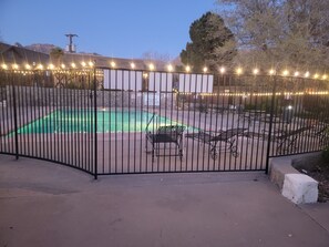 Alberca al aire libre y alberca climatizada