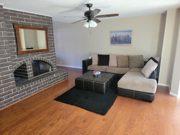 Smart TV, chimenea y monitor de computadora 