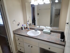 Tina con regadera, secadora de cabello, toallas, jabón 