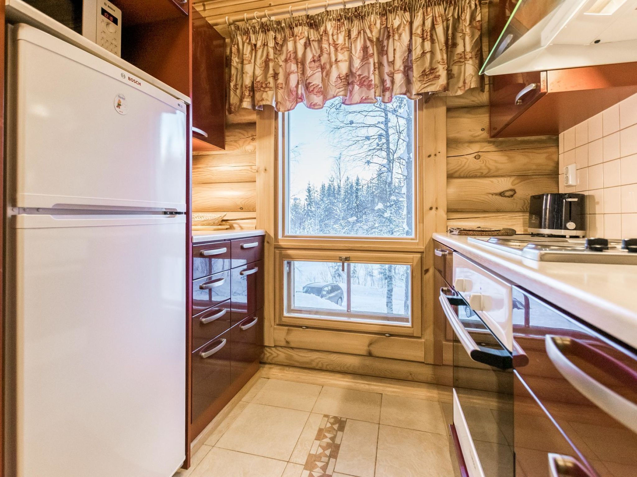 Fridge, microwave, dishwasher, cookware/dishes/utensils