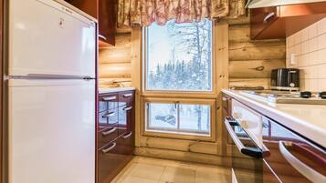 Fridge, microwave, dishwasher, cookware/dishes/utensils