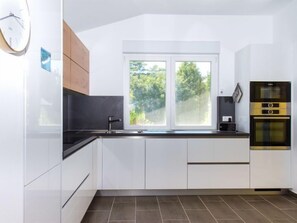 ثلاجة، ميكروويف، فرن، غسالة أطباق