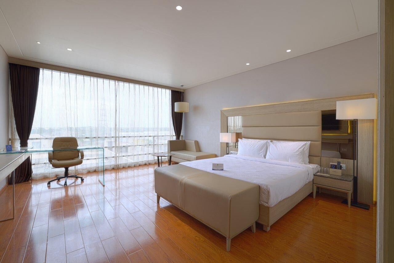 أغطية فراش متميزة وميني بار وخزنة داخل الغرفة ومكتب