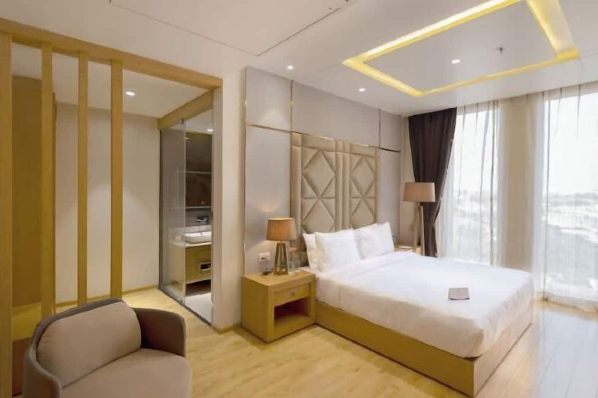 Premium bedding, minibar, in-room safe, desk