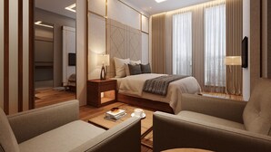 Une chambre d’hôtel moderne avec un grand lit, une table de chevet avec une lampe, un canapé et une table basse. Une grande fenêtre, dotée de rideaux, offre une vue sur la ville.