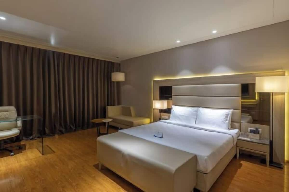 Premium bedding, minibar, in-room safe, desk