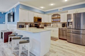 Kühlschrank, Mikrowelle, Ofen, Geschirrspüler