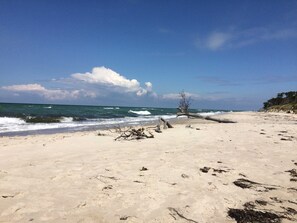 A beach with sand, waves, and a clear sky. - Ferienwohnung Achterdieck - Haus Borée (Prerow)