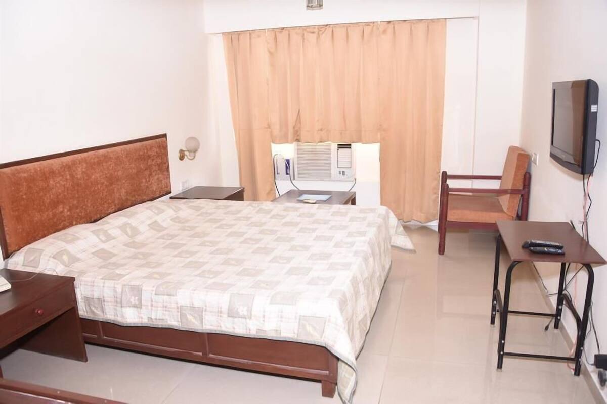Desk, blackout curtains, free WiFi, bed sheets