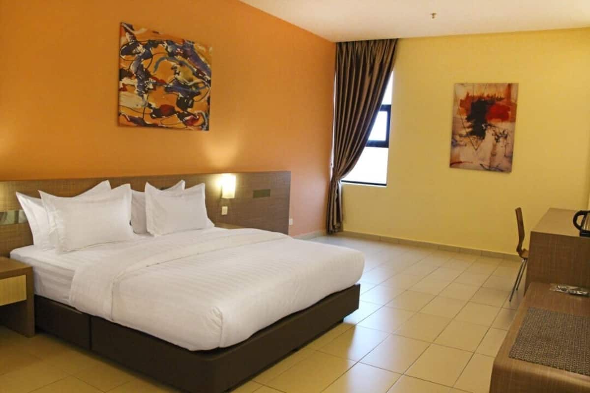Habitación Deluxe doble (King) | Escritorio, tabla de planchar con plancha, wifi gratis y ropa de cama