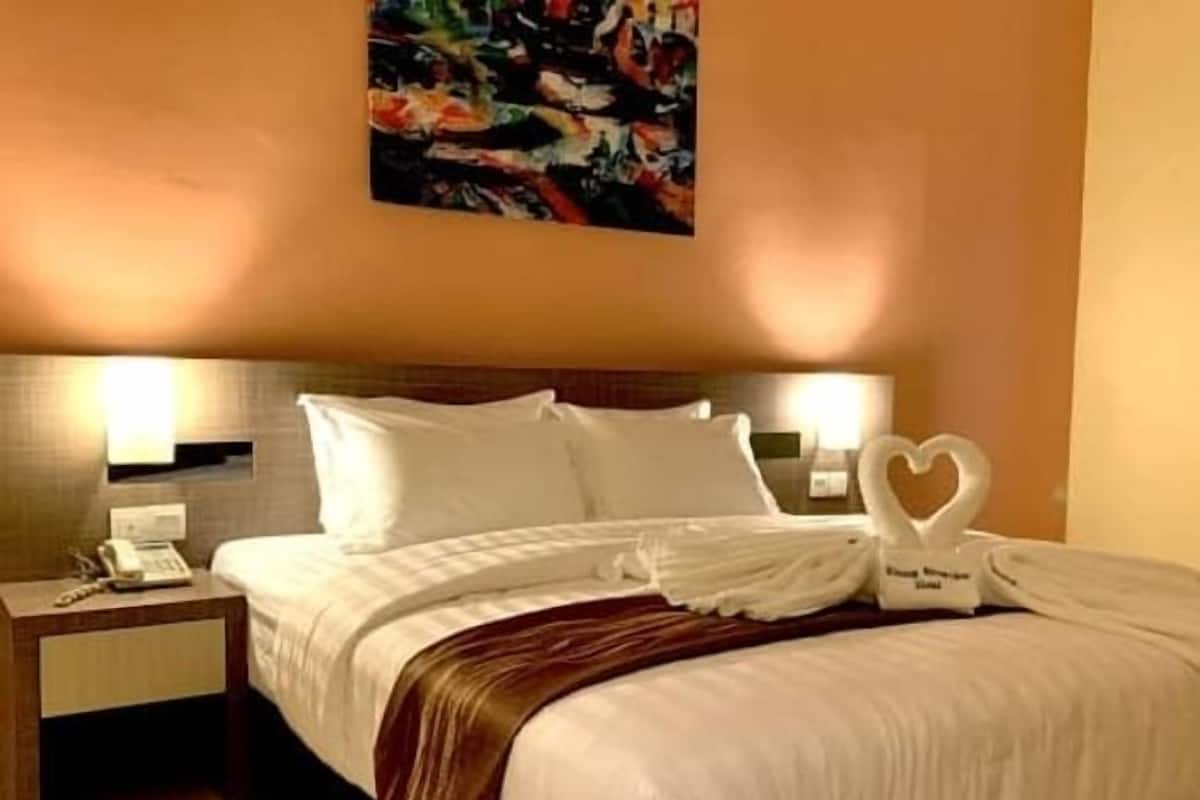 Habitación estándar doble, sin ventanas (Queen) | Escritorio, tabla de planchar con plancha, wifi gratis y ropa de cama