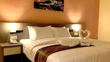 Habitación doble estándar, sin ventanas (Queen) | Escritorio, tabla de planchar con plancha, wifi gratis y ropa de cama