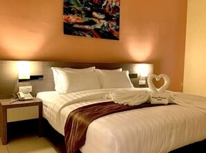 Dobbeltrom – standard, ingen vinduer (Queen) | Skrivebord, strykejern/-brett, wi-fi (inkludert) og sengetøy