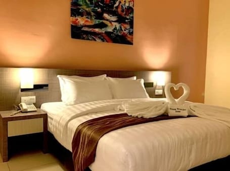 Escritorio, tabla de planchar con plancha, wifi gratis y ropa de cama