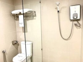 Ducha, artículos de tocador gratuitos, pantuflas