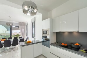 Frigorifero, forno, piano cottura, lavastoviglie