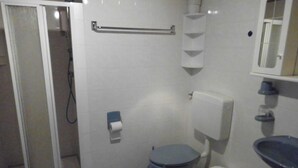 A bathroom with a toilet, bidet, and sink. - Ferienwohnung Brandt 45042 We27a - Ferienwohnungen Se-br (Sellin)