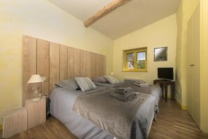 5 bedrooms, iron/ironing board, free WiFi, bed sheets - Gîte du Roy d'Amont near ViaRhôna (Lagnieu)
