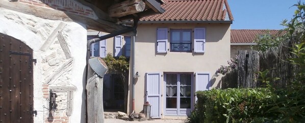 Exterior - Gîte du Roy d'Amont near ViaRhôna (Lagnieu)