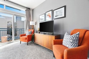 TV - Belltown Perch, Explore like a local - 99 Walkscore! (Seattle)