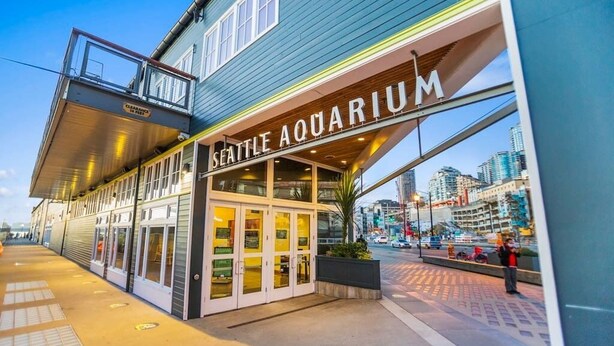 Seattle Akvariets bygning med en glasfacade og et skilt over indgangen.