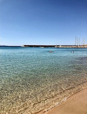 Beach nearby, sun-loungers, beach towels