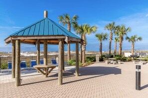 Outdoor dining - Flash Sale! Phoenix East 710. Sleeps 8 (Orange Beach)