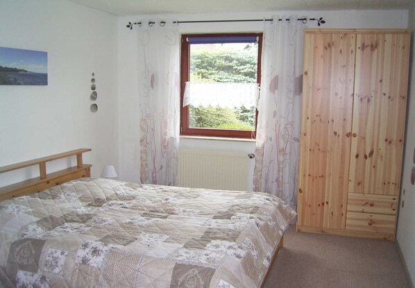 2 bedrooms, travel crib, WiFi, bed sheets