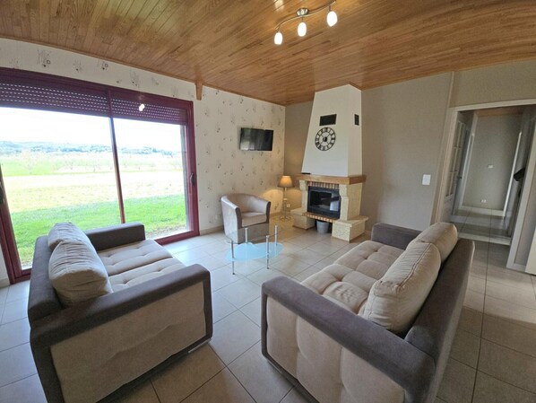 TV, fireplace - House with Fireplace, Terrace and Wifi near Domme (Domme)