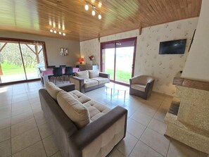 TV, fireplace - House with Fireplace, Terrace and Wifi near Domme (Domme)