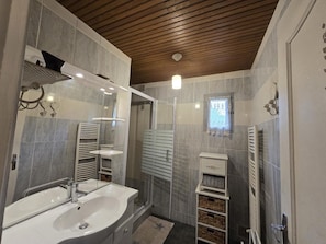 Bathroom - Countryside house near Dordogne with large garden and fireplace (Sainte-Mondane)
