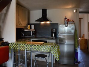 Kühlschrank, Mikrowelle, Herdplatte, Geschirrspüler