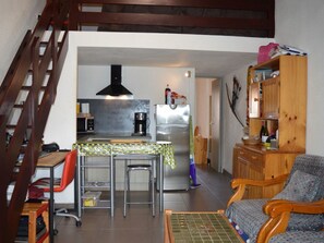 Fridge, microwave, stovetop, dishwasher - Charming 2-Room House with Mezzanine, Terrace, A/C, and Parking, 600m from Beach and Port (Saint-Cyprien)
