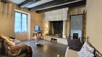 TV, fireplace
