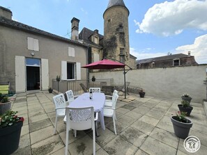 Outdoor dining - House with rooftop terrace in the heart of Périgord (Villefranche-du-Périgord)