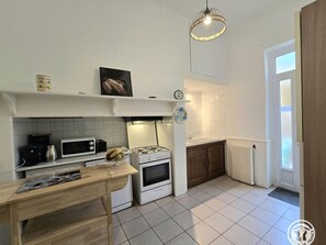 Réfrigérateur, micro-ondes, four, lave-vaisselle