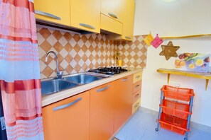 Kühlschrank, Ofen, Herdplatte, Kochgeschirr/Geschirr/Besteck