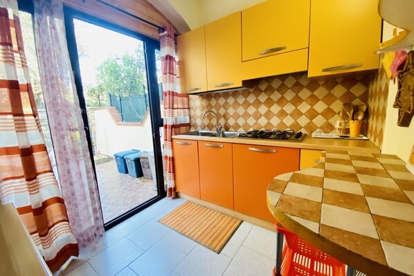 Fridge, oven, stovetop, cookware/dishes/utensils