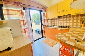 Réfrigérateur, four, plaque de cuisson