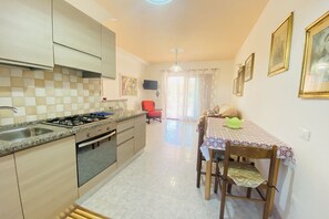 Frigorifero, forno, piano cottura, pentole/stoviglie/utensili