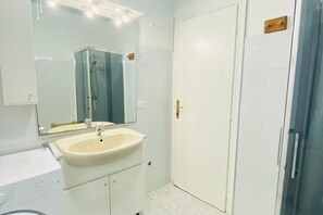 Douche, sèche-cheveux, bidet