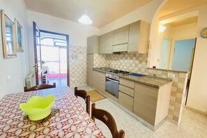 Kühlschrank, Ofen, Herdplatte, Kochgeschirr/Geschirr/Besteck