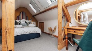 1 bedroom, iron/ironing board, free WiFi, bed sheets - The Little House, Luxury Cotswolds Stunning Views (Cheltenham)