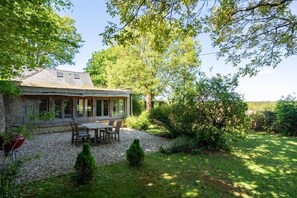 Outdoor dining - The Little House, Luxury Cotswolds Stunning Views (Cheltenham)