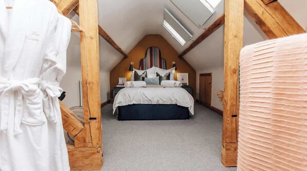 1 bedroom, iron/ironing board, free WiFi, bed sheets - The Little House, Luxury Cotswolds Stunning Views (Cheltenham)