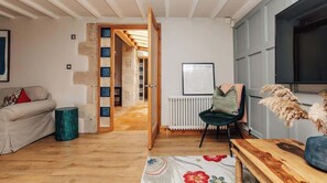 Smart TV, Netflix, streaming services, offices