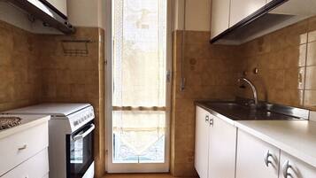 Een koelkast, een oven, een eettafel