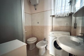 Doccia, bidet, asciugamani