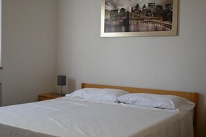 1 bedroom, bed sheets